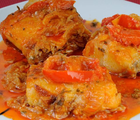 Poisson salé bar sauce tomate